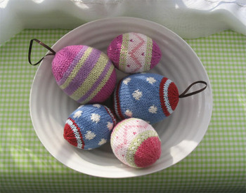 Free Pattern for Knitted Easter Chick (containing creme egg