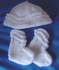 Feather and Fan Hat & Bootee Set