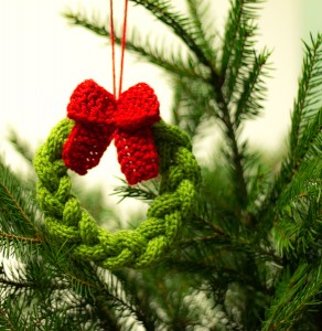 Wreath Christmas Tree Ornament - Free Knit Pattern
