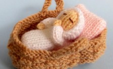 Baby in a basket crib – Free knitting pattern