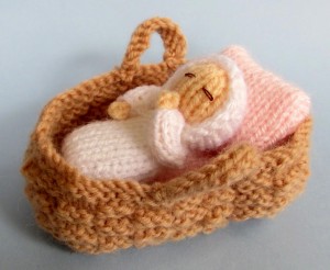 Baby in a basket crib – Free knitting pattern