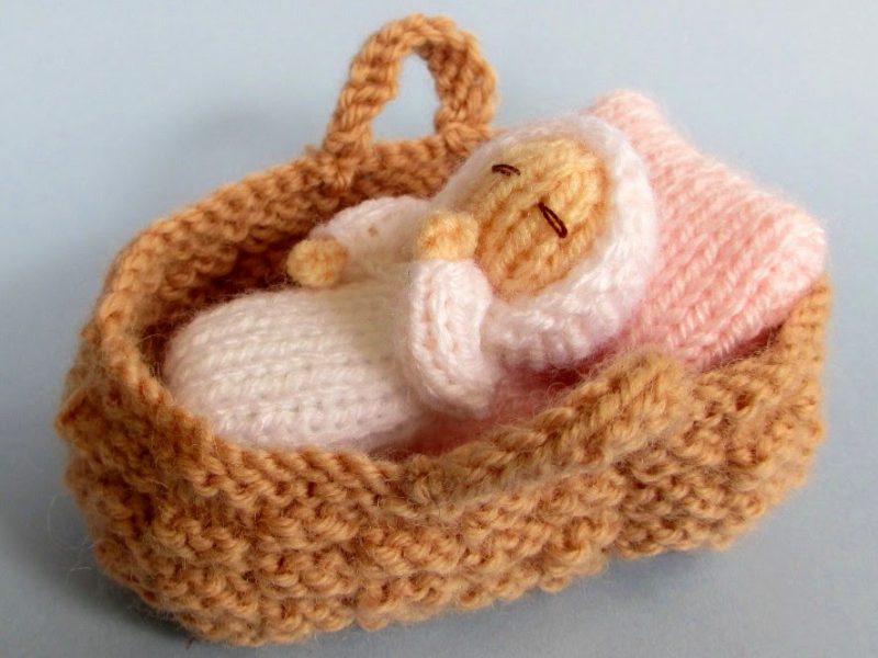 Baby in a basket crib – Free knitting pattern