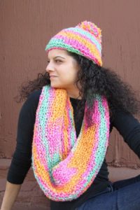 Cute hat and scarf set knitting pattern to download for free. Easy knitting pattern.