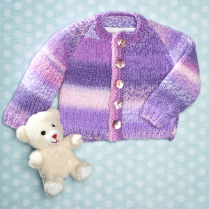 Fingerpaint Cardigan Free Knitting Pattern. Raglan sleeve jersey baby cardigan knitting pattern. Easy baby knit.