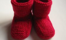 Stay-on baby booties free knitting pattern