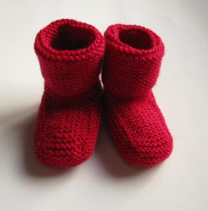 Stay-on baby booties free knitting pattern
