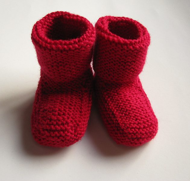Stay-on baby booties free knitting pattern