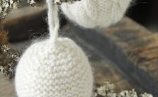 Christmas ball with cables or in garter st free knitting pattern