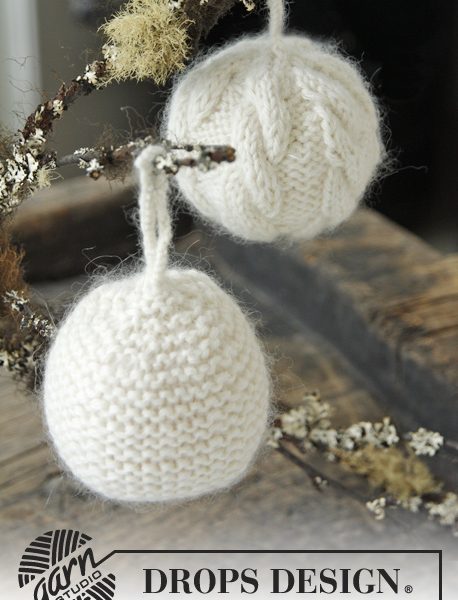 Christmas ball with cables or in garter st free knitting pattern