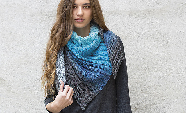Triangular scarf free knitting pattern with a color gradient. Scarf knitting pattern free.