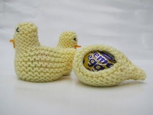 Easter Chick - free knitting pattern of a cute little Easter chick in which to place your Easter eggs!