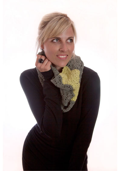 Lime Jelly Cowl Free Knitting Pattern. Easy cowl knitting pattern with a feather and fan stitch knit in two contrasting colors.