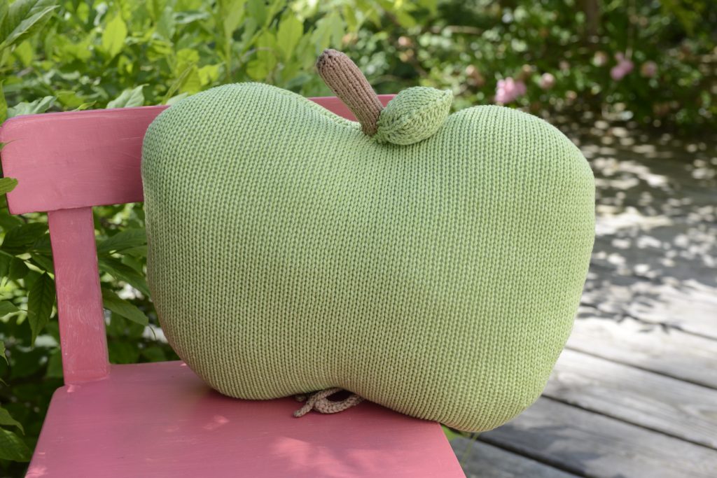 Apple Pillow Free Knitting Pattern