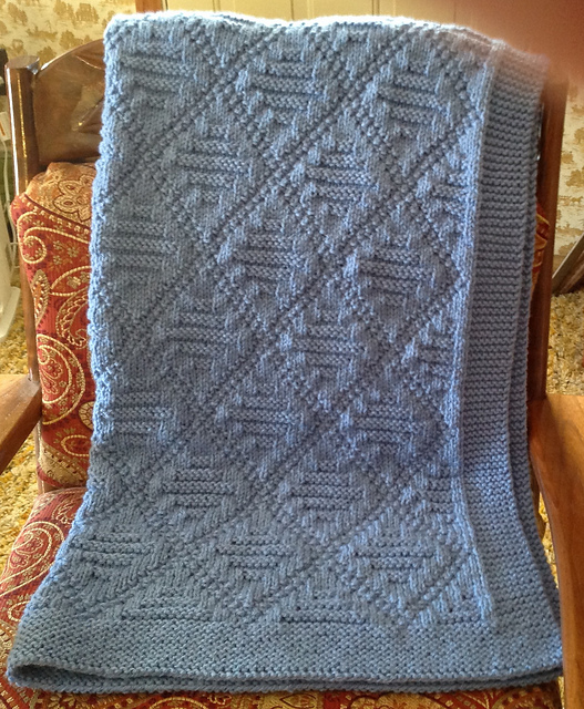 Free knitting pattern for a reversible blanket with a diamond pattern