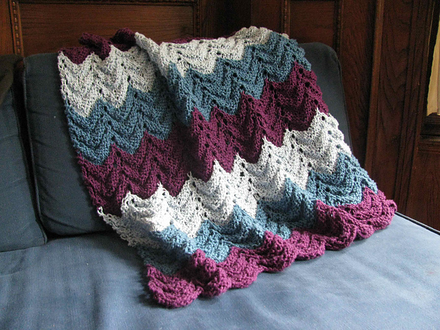 Free knitting pattern for a reversible blanket with a feather and fan stitch