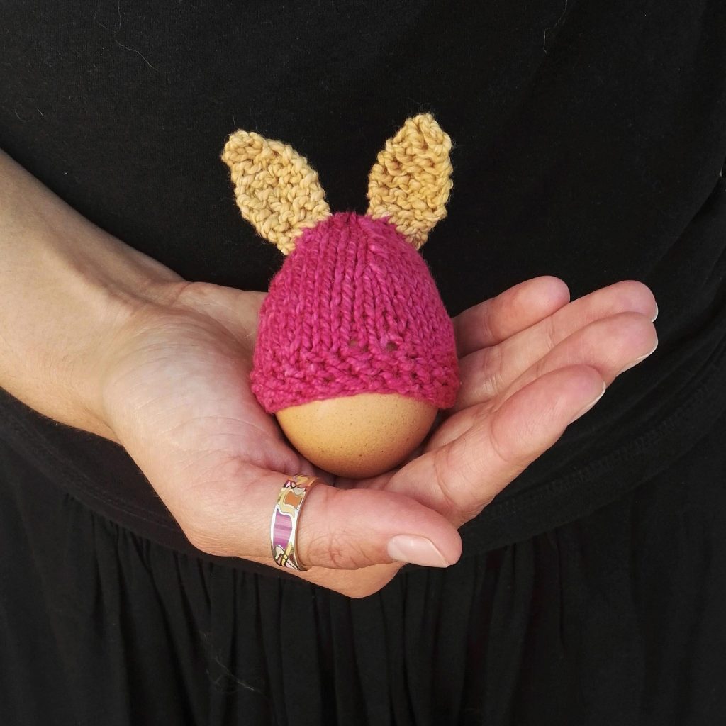 Free Knitting Pattern for a Hop-Along Egg Cozy.