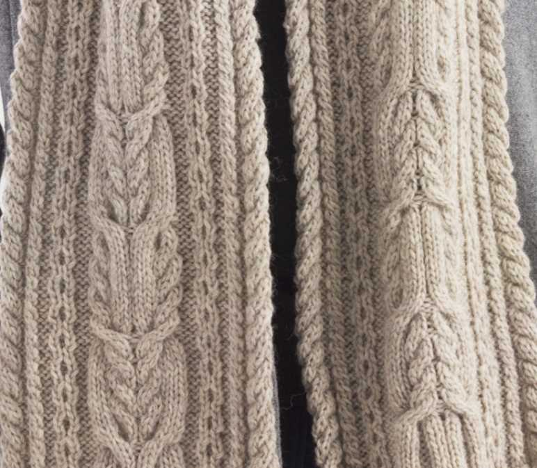 Free knitting pattern for a cable scarf.