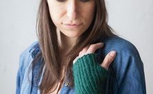 Free Knitting Pattern for a Twisted Rib Hat & Mitt Set