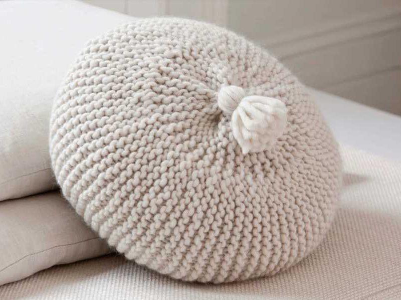 Free Knitting Pattern for a Circular Cushion