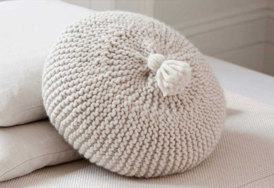 Free Knitting Pattern for a Circular Cushion