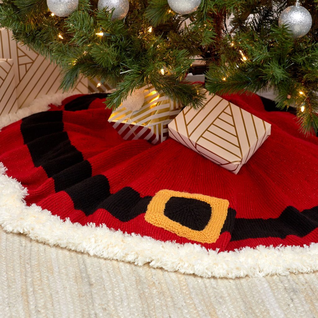 Santas coat tree skirt free christmas knitting pattern