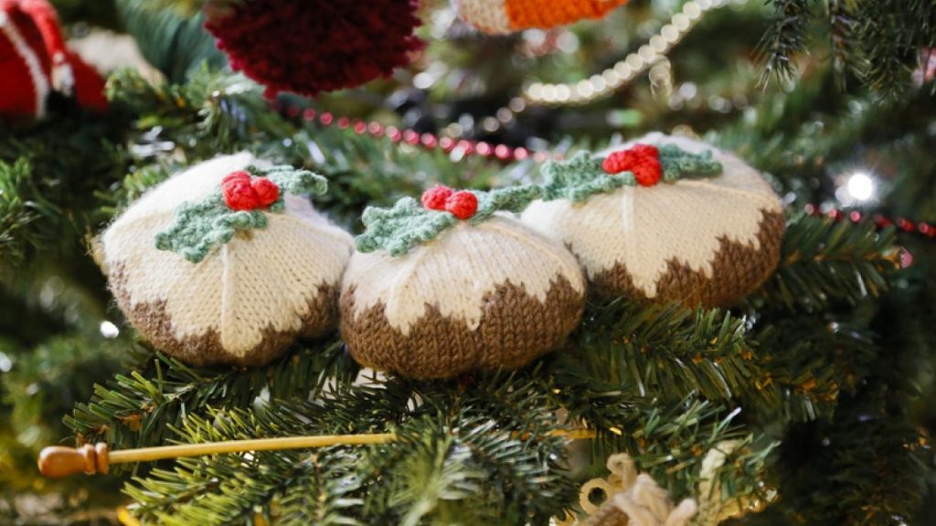 Christmas Puddings free knitting pattern