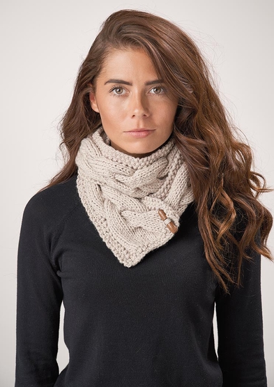 Free knitting pattern for a cabled cowl 2020