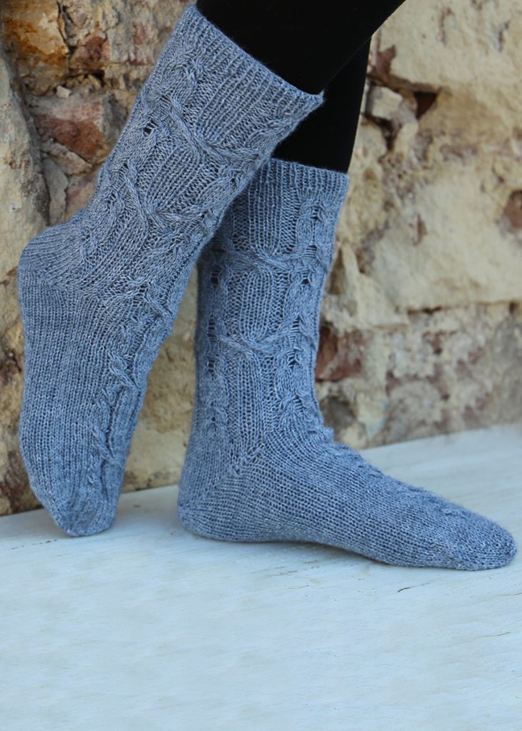 Free cable pattern knit sock pattern