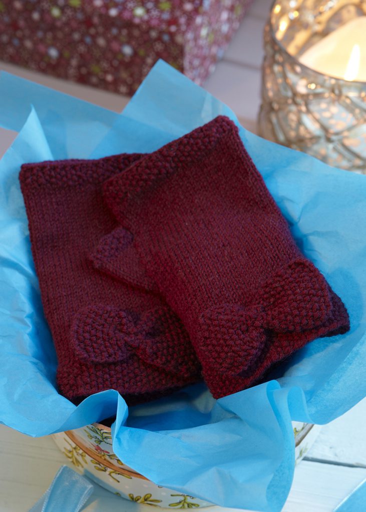 Free Knitting Pattern for Wristwarmers with a Bow
