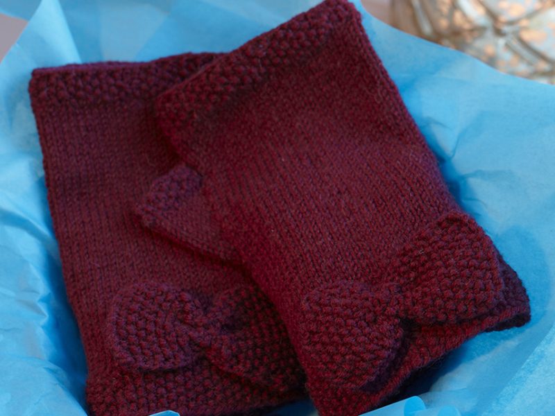 Free Knitting Pattern for Wristwarmers with a Bow