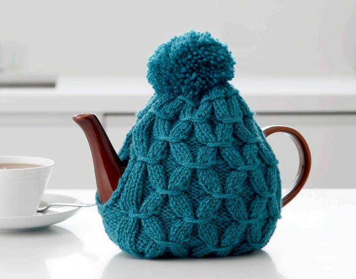Free knitting pattern for a cushy smoked tea cozy