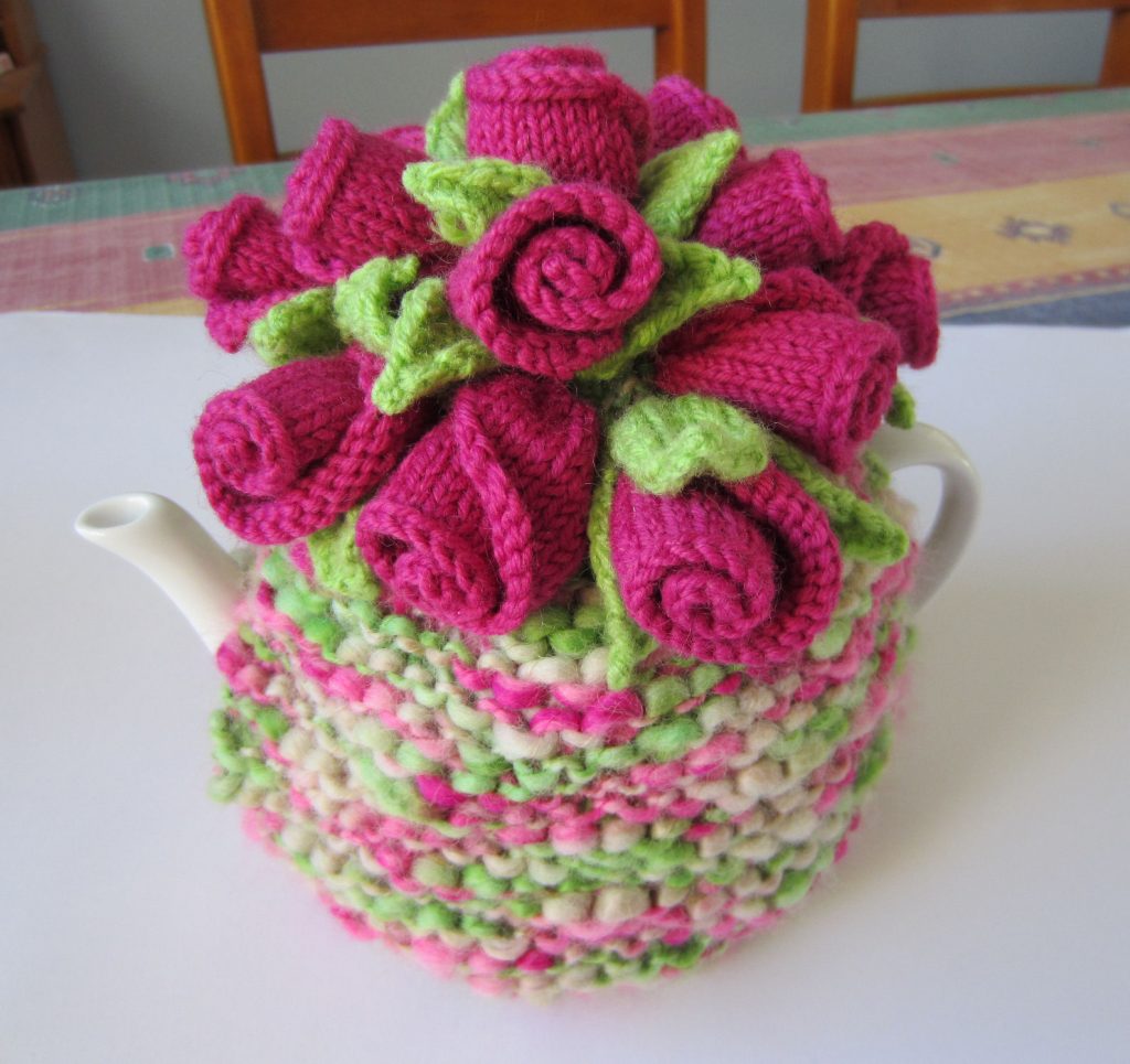Rosebud tea cozy free knitting pattern