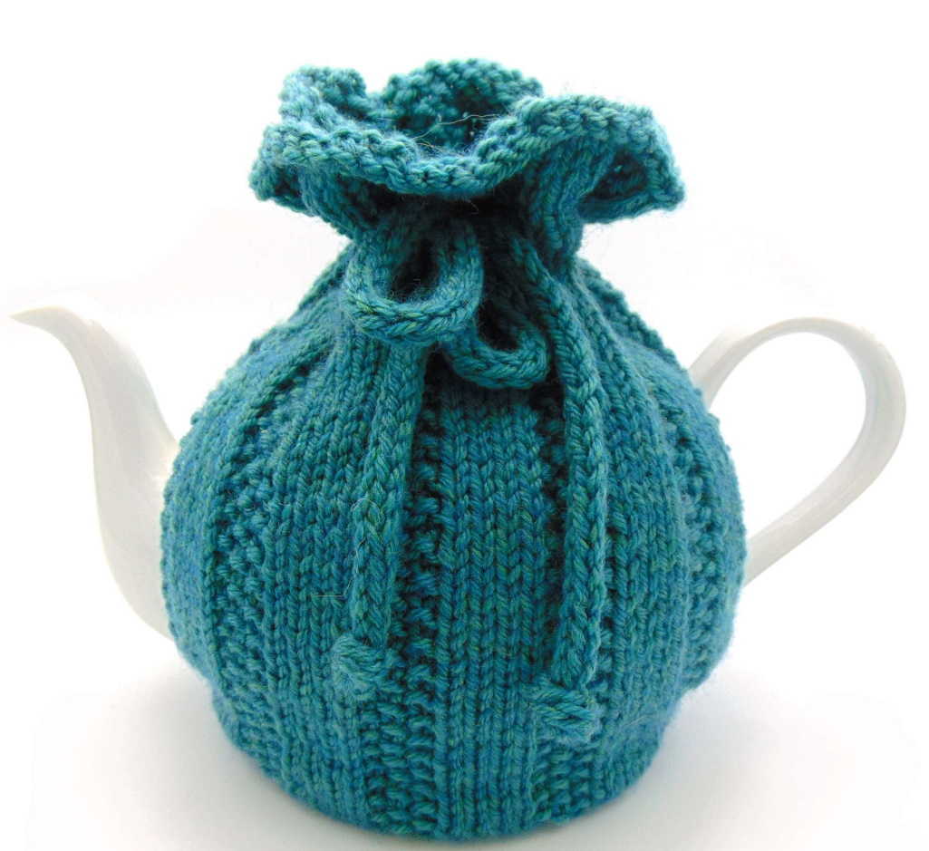 I found a really beautiful teapot cosy. It looks knitted with a thick yarn.  But the pattern says dk yarn with 3 mm crochet hook : r/crochetpatterns