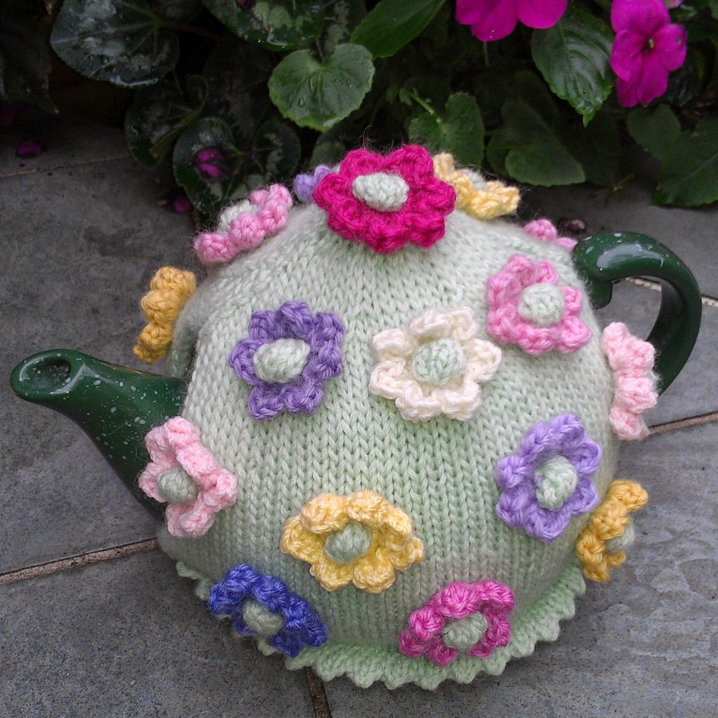 Springtime tea cosy free knitting pattern
