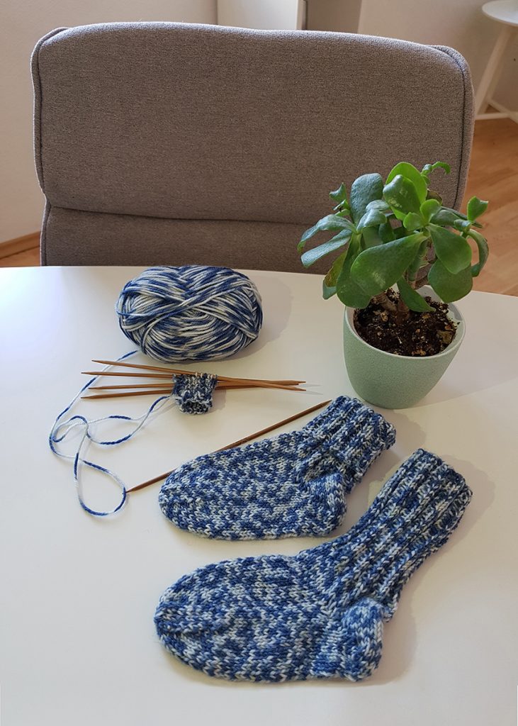 Easy sock knitting pattern for babies