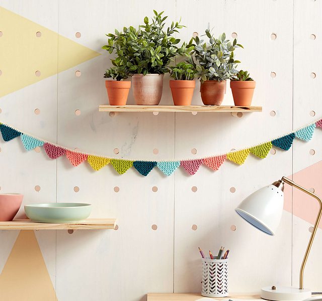 Mini Triangle Knit Bunting Free Pattern