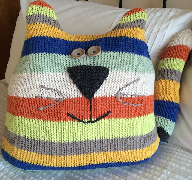Free Knitting Pattern for a Cat Cushion