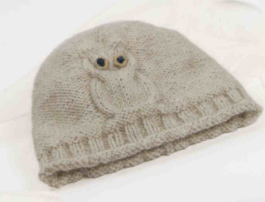 baby hat beanie with a cable owl in fingering weight yarn