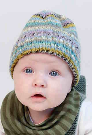 easy baby hat to knit in stockinnet and rib stitch in variegated fingering yarn