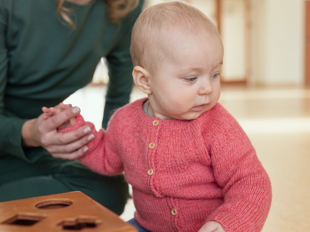 Free 4 ply baby cardigan knitting pattern